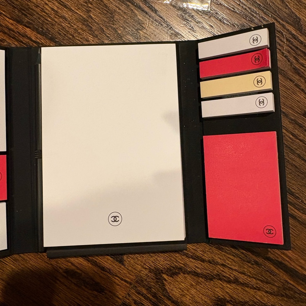 BN Chanel LA Collection Black, White and Red Stationery Set - Picture 4 of 6